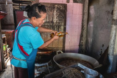 Yaşlı Asyalı kadınlar ve yağ kullandılar
