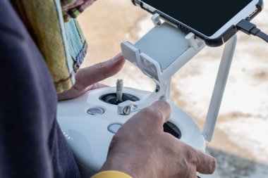 Pilot İHA 'yı kontrol ediyor.