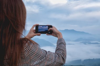 Kadınlar sis denizi fotoğrafı çeker.