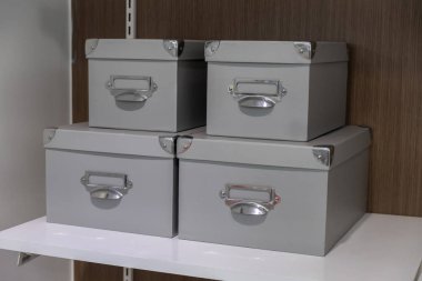 Belge kutusu beyaz rafta