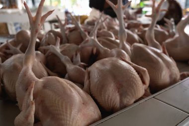 Piyasada dilimlenmiş tavuk pişirmek için satılıyor..