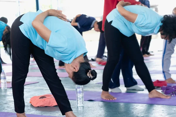 Yoga ile egzersiz duruşu Her yaştan katılımcılar var