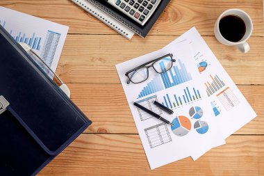 Ofis resepsiyon masası klavye, defter, kalem, bardak kahve ve çiçek ile. Kopya alanı ile Üstten Görünüm