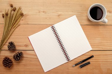 Ofis resepsiyon masası klavye, defter, kalem, bardak kahve ve çiçek ile. Kopya alanı ile Üstten Görünüm