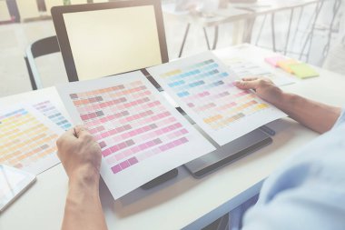 Grafiksel tasarım, renk örnekleri ve kalemler bir masanın üzerinde. Çalışma araçları ve aksesuarları olan mimari çizimler.