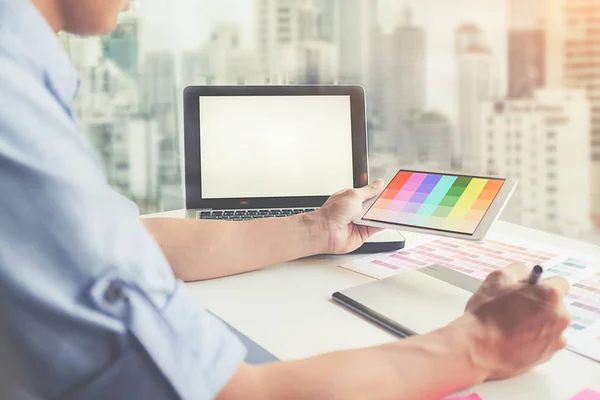 Diseño gráfico y muestras de color y bolígrafos en un escritorio. Dibujo arquitectónico con herramientas de trabajo y accesorios. — Foto de Stock
