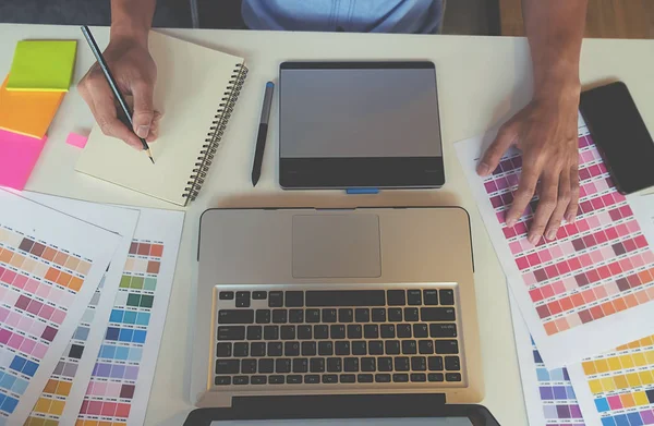 Grafisch ontwerp en kleurstalen en pennen op een bureau. Architectonische tekening met werktuigen en accessoires. — Stockfoto