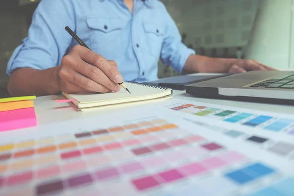 Design gráfico e amostras de cores e canetas em uma mesa. Desenho arquitetônico com ferramentas de trabalho e acessórios. — Fotografia de Stock