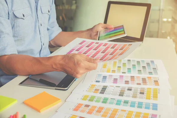 Grafisch ontwerp en kleurstalen en pennen op een bureau. Architectonische tekening met werktuigen en accessoires. — Stockfoto