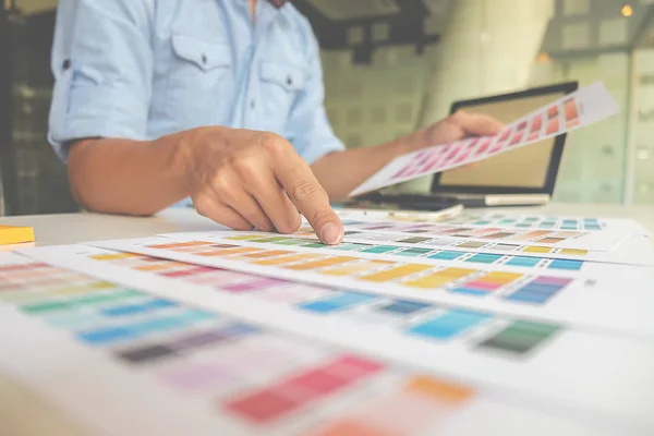Grafisch ontwerp en kleurstalen en pennen op een bureau. Architectonische tekening met werktuigen en accessoires. — Stockfoto