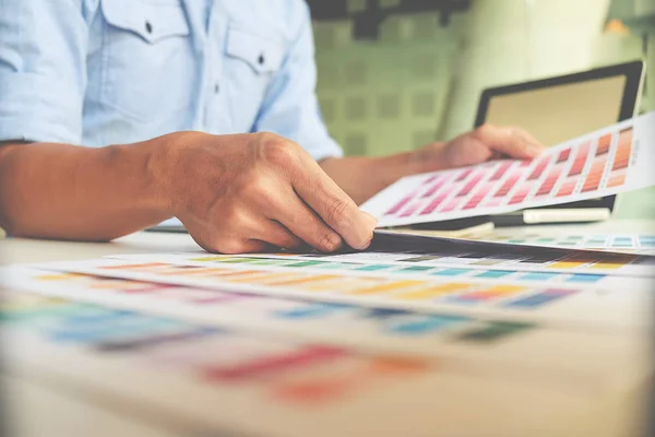 Grafisch ontwerp en kleurstalen en pennen op een bureau. Architectonische tekening met werktuigen en accessoires. — Stockfoto