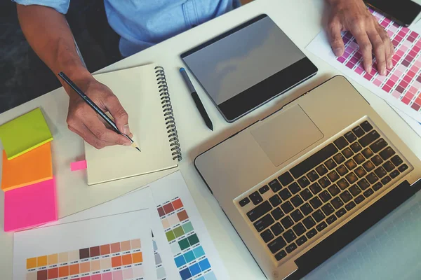 Grafisk design och färgfläckar och pennor på ett skrivbord. Arkitektritning med arbetsredskap och tillbehör. — Stockfoto