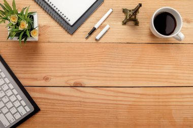  Ofis resepsiyon masası grafik hesap makinesi defter kalem gözlük ve çiçek. Kopya alanı (seçici odak ile Üstten Görünüm )
