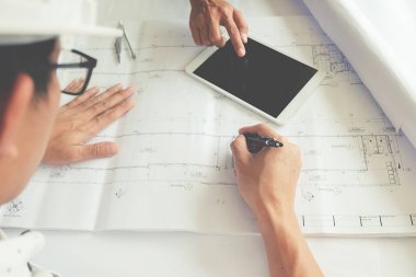 Blueprint inşaat kavramı üzerinde çalışan mühendis elleri. Mühendislik araçları. Vintage sesi.