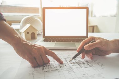 Blueprint inşaat kavramı üzerinde çalışan mühendis elleri. Mühendislik araçları. Vintage sesi.