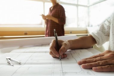 Blueprint inşaat kavramı üzerinde çalışan mühendis elleri. Mühendislik araçları. Vintage sesi.