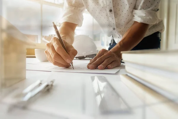 Handen van ingenieur blauwdruk bouwconcept bezig. Engineering tools. Vintage Toon. — Stockfoto