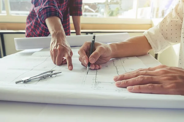 Handen van ingenieur blauwdruk bouwconcept bezig. Engineering tools. Vintage Toon. — Stockfoto