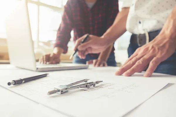 Hände eines Ingenieurs, der an einem Bauplan-Konstruktionskonzept arbeitet. Technische Hilfsmittel. Vintage-Ton. — Stockfoto