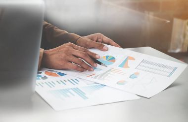 Ofis dizüstü bilgisayar ve belgeler üzerinde Merhaba çalışan iş kadın