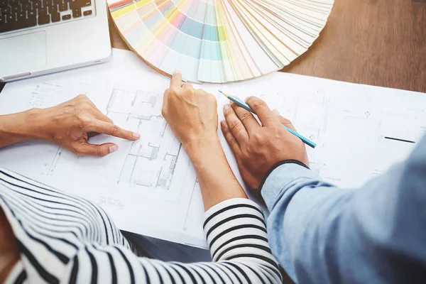 Design grafico e tamponi e penne a colori su una scrivania. Architectu — Foto Stock