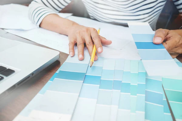 Design grafico e tamponi e penne a colori su una scrivania. Architectu — Foto Stock