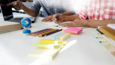 Eğitim kavramı. Öğrencilerin eğitim ve kampüs co beyin fırtınası