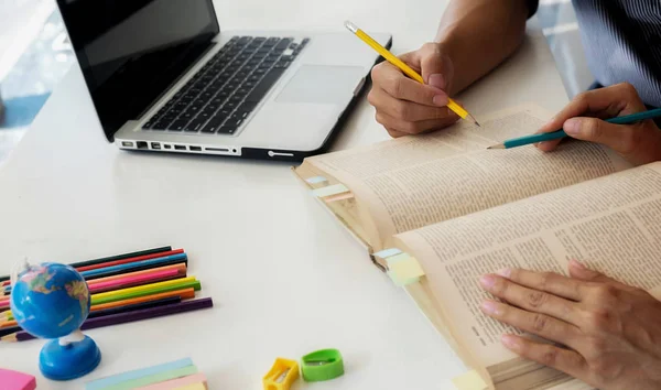 Eğitim kavramı. Öğrencilerin eğitim ve kampüs co beyin fırtınası