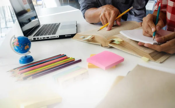 Eğitim kavramı. Öğrencilerin eğitim ve kampüs co beyin fırtınası