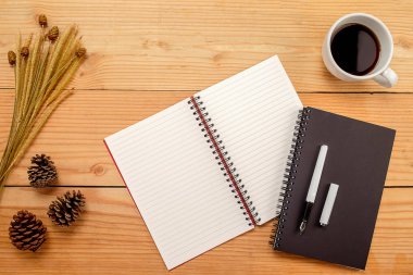 Ofis resepsiyon masası klavye, defter, kalem, bardak kahve ve çiçek ile. Kopya alanı ile Üstten Görünüm