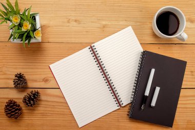 Ofis resepsiyon masası klavye, defter, kalem, bardak kahve ve çiçek ile. Kopya alanı ile Üstten Görünüm