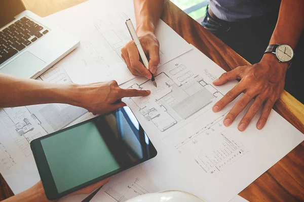 Architects engineer discussing at the table with blueprint - Clo — Stock Photo, Image