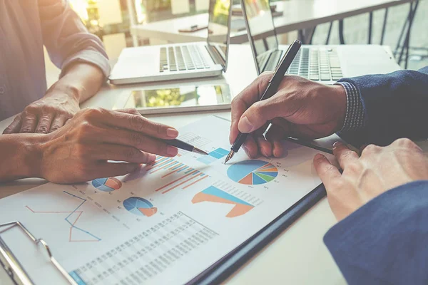 Conceito de negócio. Empresários discutindo os gráficos e gráficos que mostram os resultados de seu trabalho em equipe bem sucedido. — Fotografia de Stock