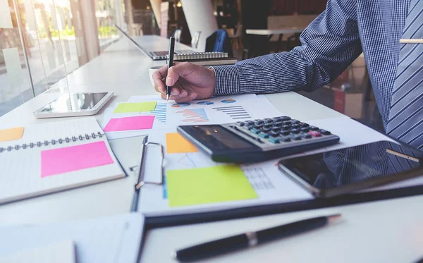 Concetto aziendale. La gente di affari che discute i grafici ed i grafici che mostrano i risultati del loro lavoro di squadra riuscito. — Foto Stock