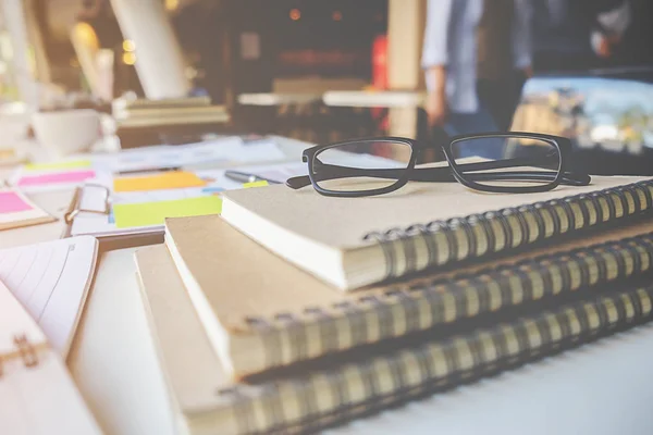 Concetto aziendale. La gente di affari che discute i grafici ed i grafici che mostrano i risultati del loro lavoro di squadra riuscito. — Foto Stock