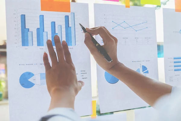 Geschäftskonzept. Geschäftsleute diskutieren die Diagramme und Grafiken, die die Ergebnisse ihrer erfolgreichen Teamarbeit zeigen. — Stockfoto