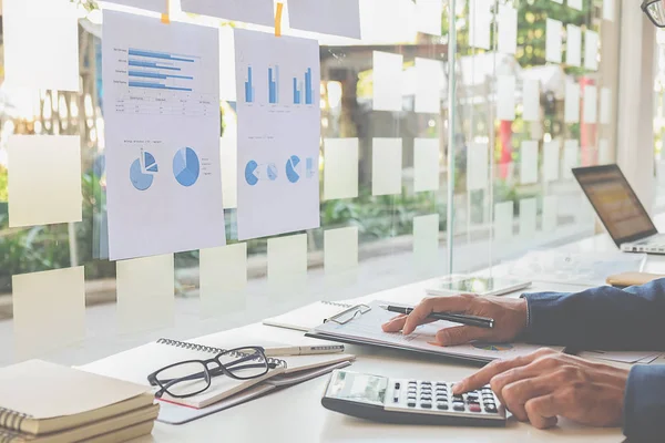 Concepto de negocio. Gente de negocios discutiendo los gráficos y gráficos que muestran los resultados de su exitoso trabajo en equipo. —  Fotos de Stock