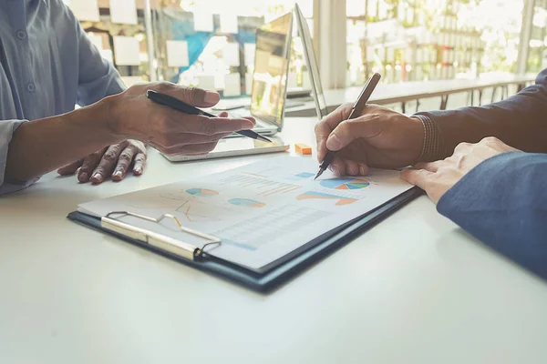 Conceito de negócio. Empresários discutindo os gráficos e gráficos que mostram os resultados de seu trabalho em equipe bem sucedido. — Fotografia de Stock