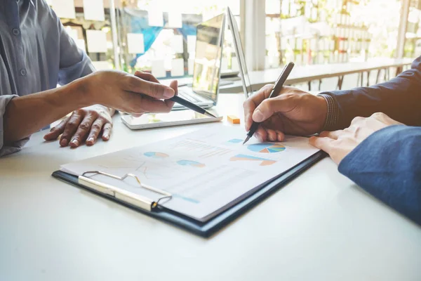 Concetto aziendale. La gente di affari che discute i grafici ed i grafici che mostrano i risultati del loro lavoro di squadra riuscito. — Foto Stock