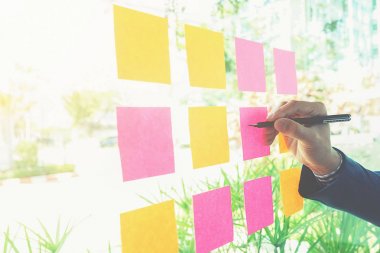 Kağıt hatırlatma programı kurulu unutmayın. Toplantı iş adamları ve kullanım notları fikir paylaşmak için yazı. Tartışıyor - iş, takım çalışması, beyin fırtınası kavramı