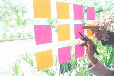 Kağıt hatırlatma programı kurulu unutmayın. Toplantı iş adamları ve kullanım notları fikir paylaşmak için yazı. Tartışıyor - iş, takım çalışması, beyin fırtınası kavramı