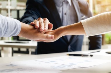 Ekip çalışması eller destek birlikte kavramı katılın. İş takım iş arkadaşınız kavramı toplantı beyin fırtınası