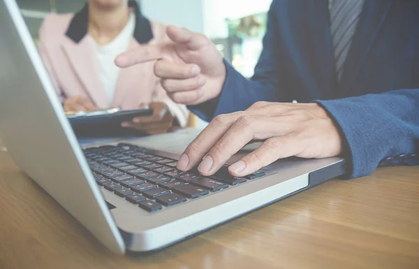 Conceito de negócio. Empresários discutindo os gráficos e gráficos que mostram os resultados de seu trabalho em equipe bem sucedido. — Fotografia de Stock