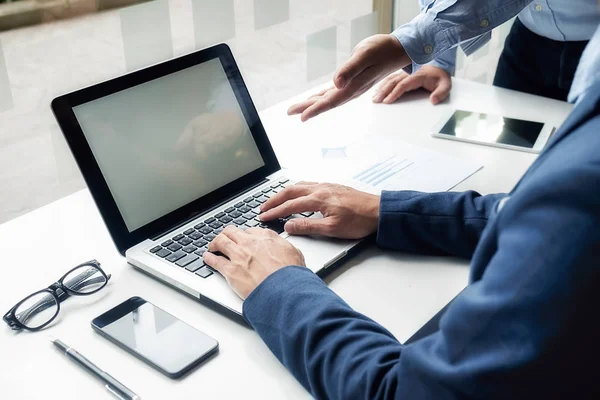 Conceito de negócio. Empresários discutindo os gráficos e gráficos que mostram os resultados de seu trabalho em equipe bem sucedido. — Fotografia de Stock