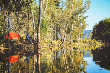 Gün batımı tepe üzerinde zevk Asya hipster sevimli genç kız. Arka plan Vadisi manzara görünümü mock-up günbatımı Bask Ülkesi ve içinde tarihinde turizm seyahat.