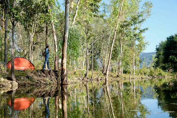 Asiatische Hipster süße Teen Mädchen genießen Sonnenuntergang auf dem Gipfel. Touristenreisende auf Hintergrund Tal Landschaft Ansicht Attrappe Sonnenuntergang in Reise im Baskenland. — Stockfoto