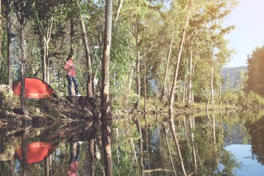 Kamp Gölü nün dağlarda. Gölün yeşil orman çadırda turist ile sabah sahne. Açık Lifestyle.selective odak.