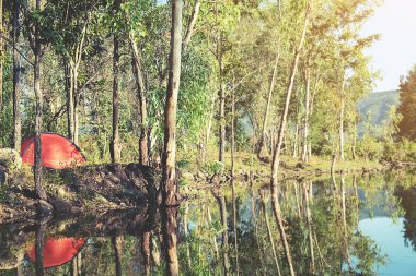 Kamp Gölü nün dağlarda. Gölün yeşil orman çadırda turist ile sabah sahne. Açık Lifestyle.selective odak.