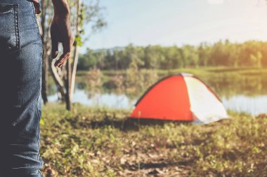 Bir ormanda kamp. Gölün yeşil orman çadırda turist ile sabah sahne. Açık Lifestyle.selective odak.