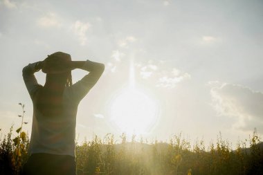 Asya hipster adam günbatımı tepe üzerinde zevk. Arka plan Vadisi manzara görünümü mock-up, Bask Ülkesi ve günbatımı üzerinde turist Gezgin.